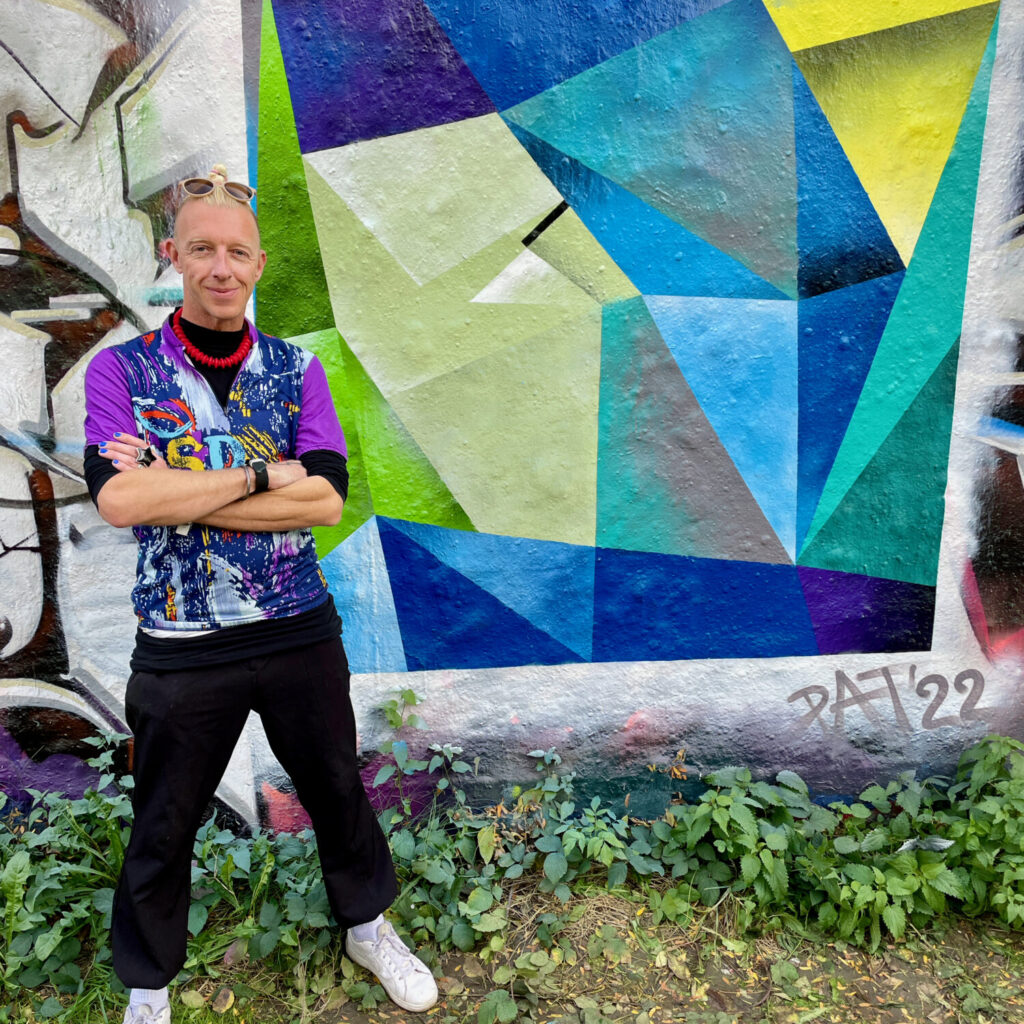 Een afbeelding van het kunstwerk Van graffiti naar digitaal naar graffiti (2022) van Pat Bloom